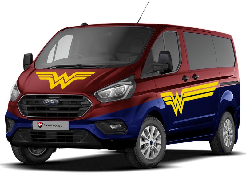 Ford Transit frontal con el kit de vinilos RVMotor de Wonder Woman